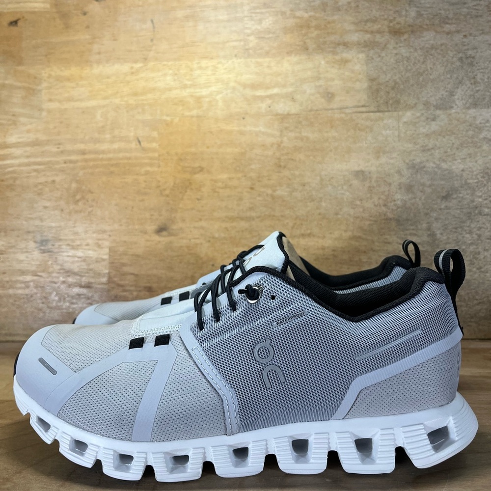 NEW On Cloud 5 WATERPROOF REFLECTIVE Womens Size 9 Running Shoes Sneakers Gray - Picture 7 of 14